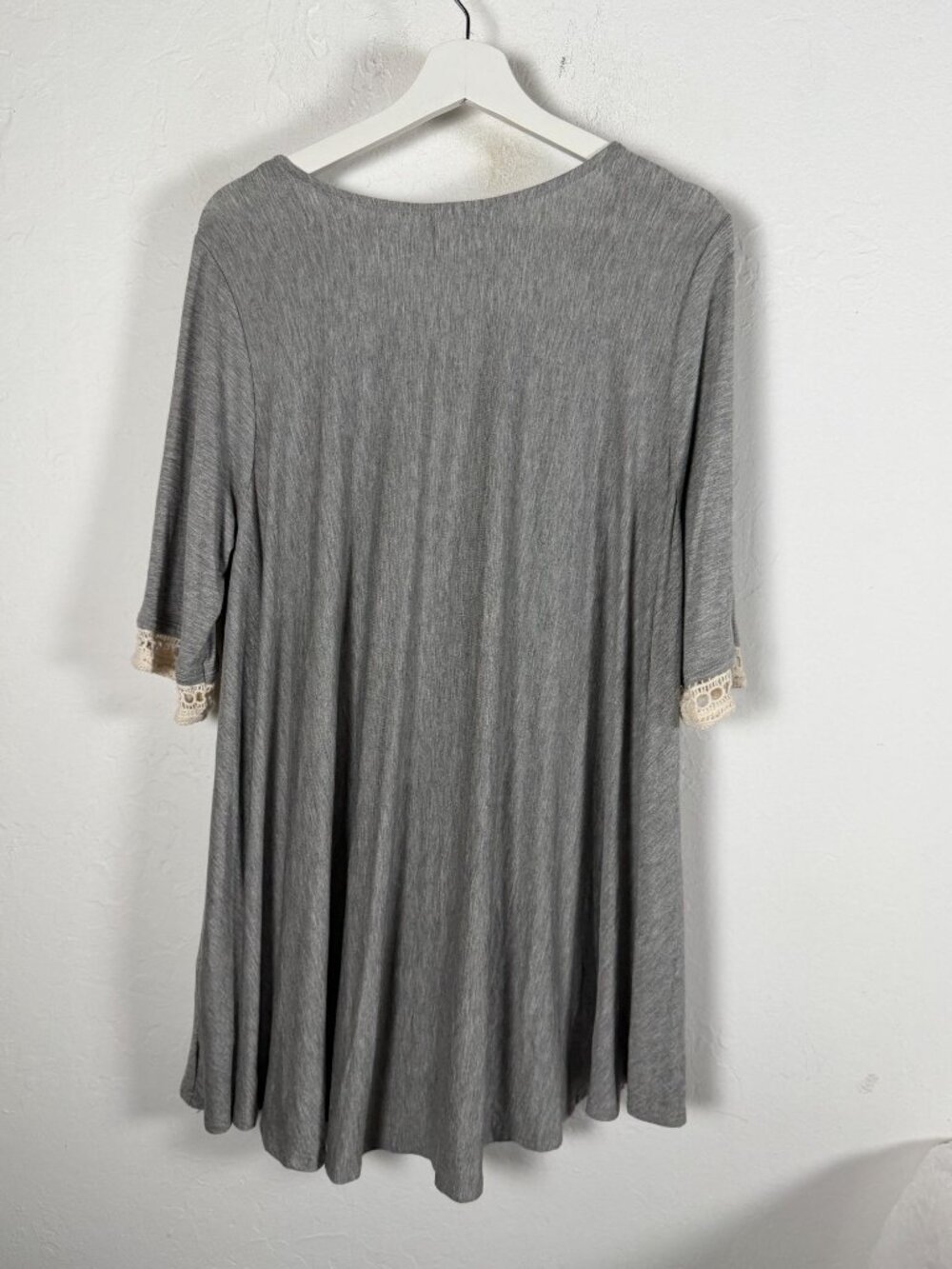 Everleigh Top Womens Large Gray Knit Tunic Lace Trim 3/4 Sleeve Hi Low Swing - Picture 2 of 8